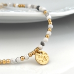 Bransoletka damska z kamieni naturalnych howlit 4 mm pozłacana z zawieszką